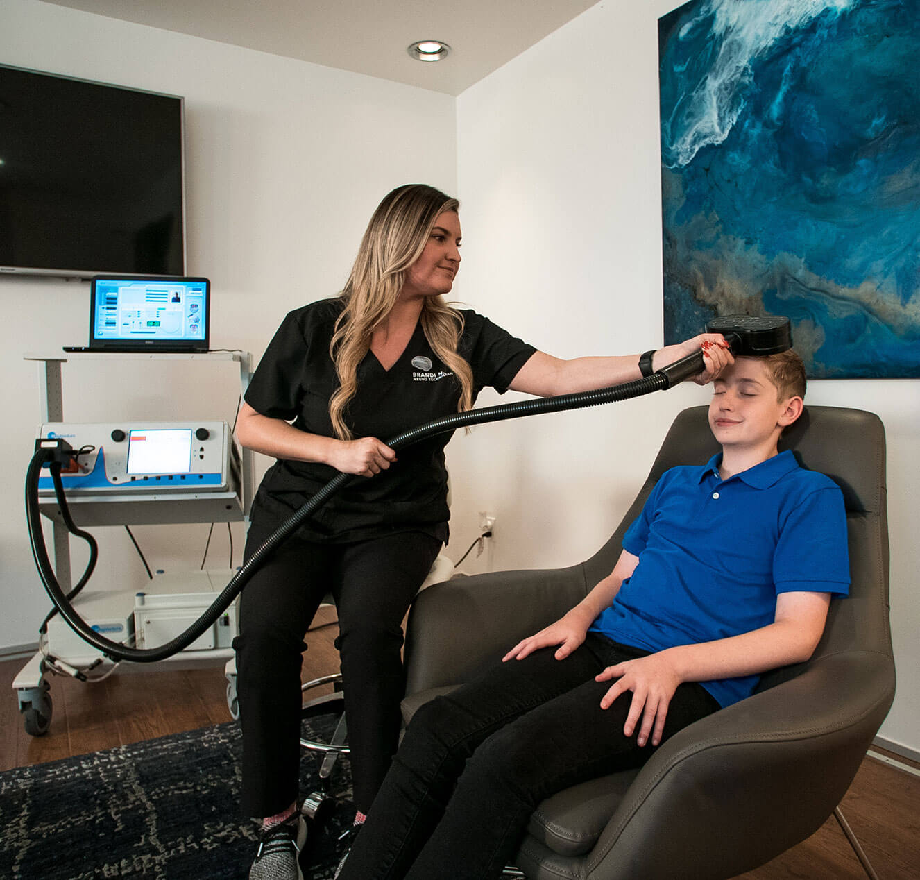 Provider records brainwaves for MeRT treatment.